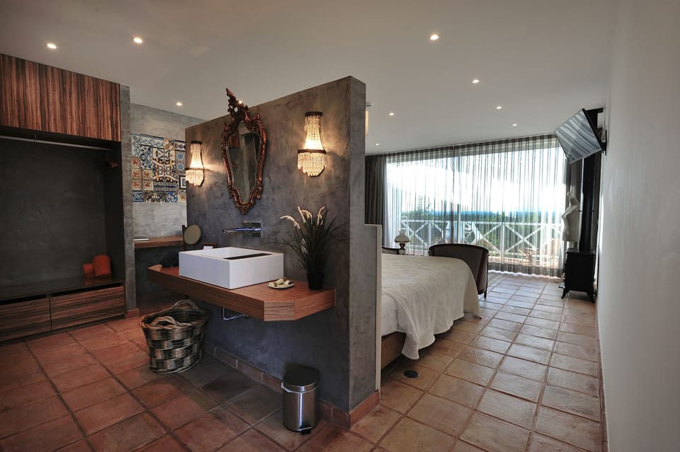 Panoramic Studio Suite, Fireplace | In-room safe, free WiFi, bed sheets