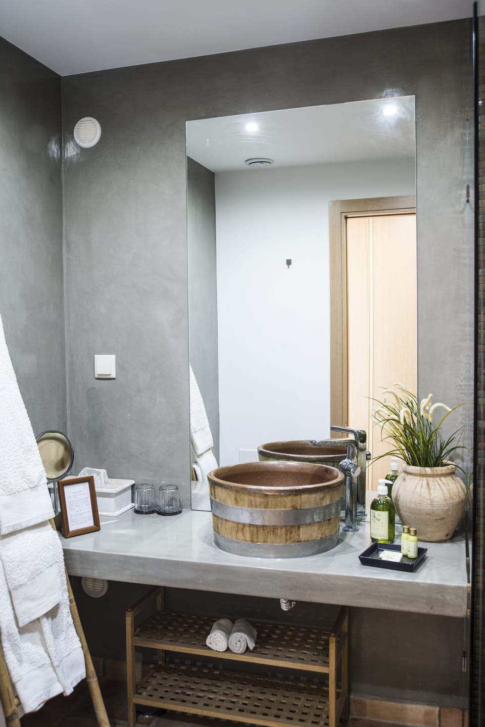 Deluxe Room, 1 Double Bed | Bathroom sink