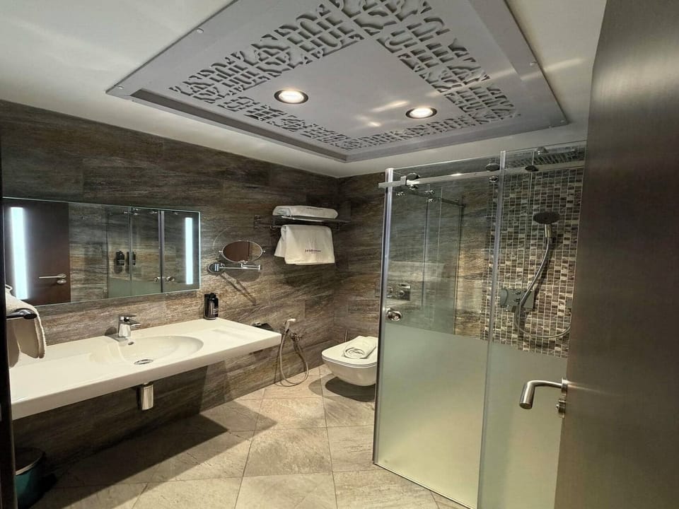 Shower, hair dryer, bidet, towels