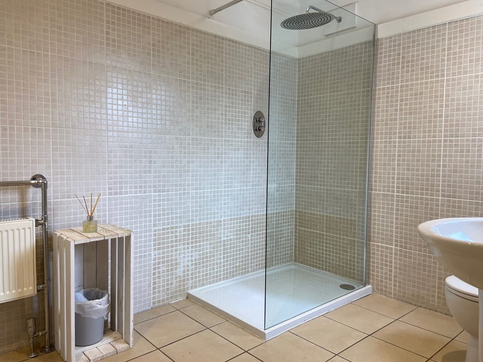 Double Room, Ground Floor (Bedroom 5) | Bathroom | Towels