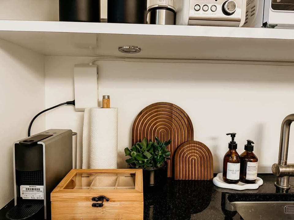 Starten Sie Ihren Tag entspannt mit einer Tasse Nespresso-Kaffee oder genießen Sie unsere Auswahl an verschiedenen Tees. Alles ist für Sie vorbereitet, damit Sie sich wie zu Hause fühlen.