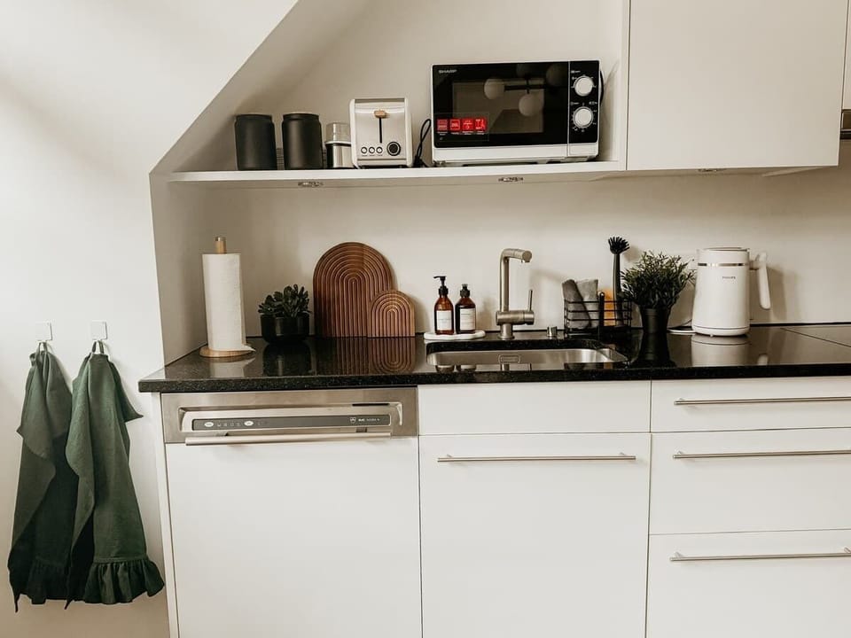 Moderne, voll ausgestattete Küche mit allen Annehmlichkeiten – ideal zum Kochen und Genießen. Hier finden Sie alles, was Sie für eine stressfreie Zubereitung Ihrer Lieblingsgerichte benötigen.