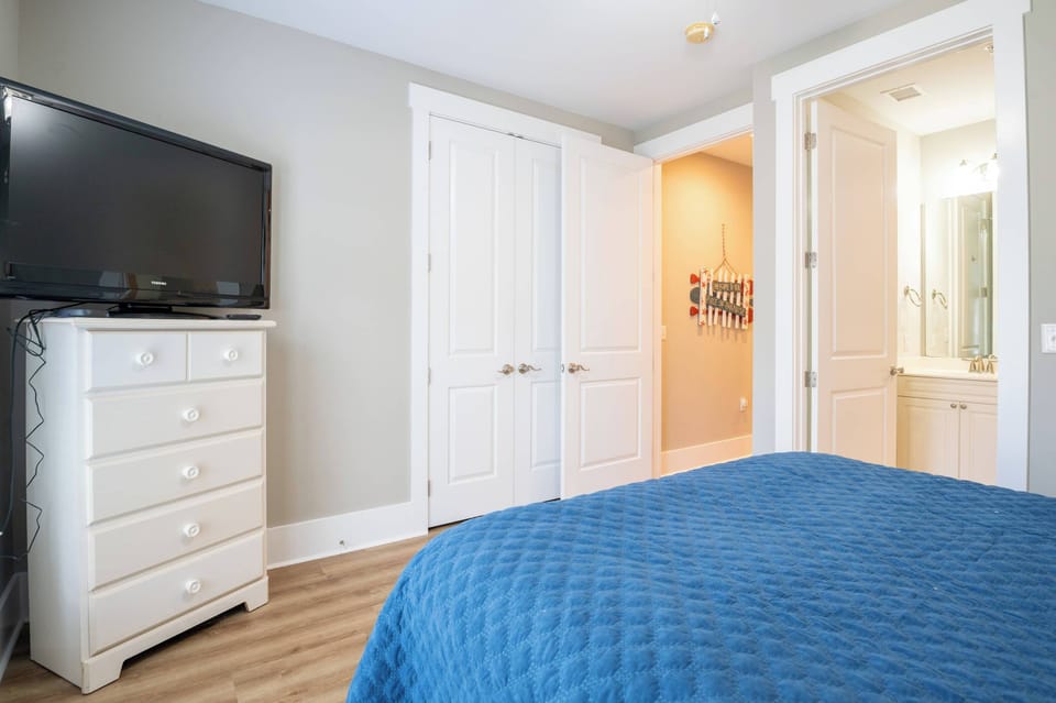 Guest Bedroom 2 (Queen)