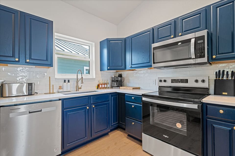 Blue House (Upstairs) Secondary full kitchen—ideal for separate families