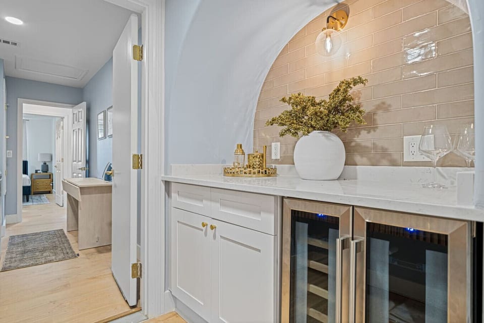 Blue House: A private wet bar located in the master suite hallway