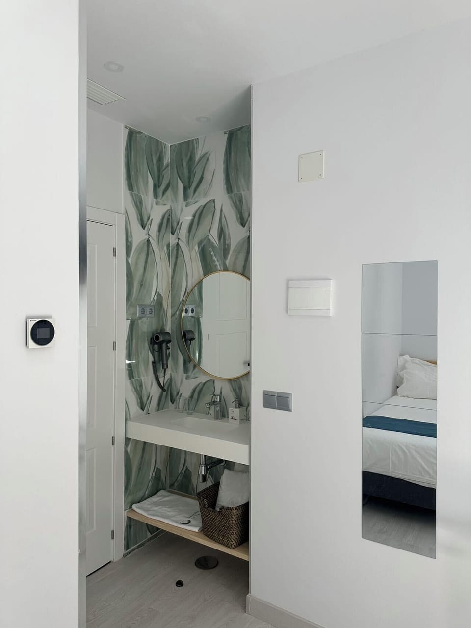 Deluxe Triple Room | Bathroom | Hair dryer, towels, shampoo, toilet paper