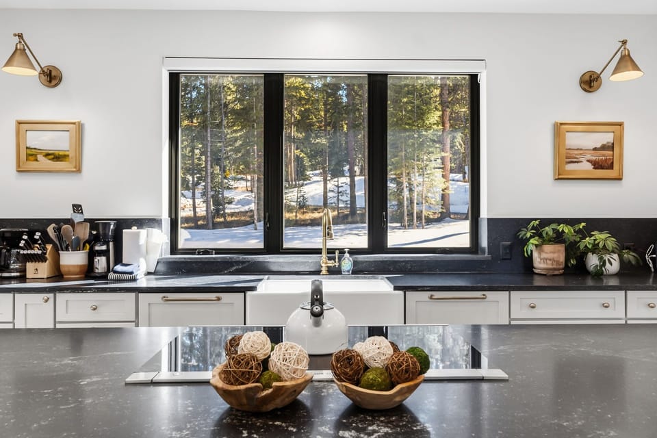  Kitchen: Drip coffee maker, espresso machine, French Press, blender, toaster, tableware 