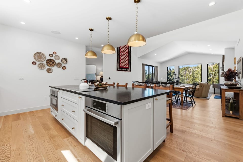  Kitchen: Drip coffee maker, espresso machine, French Press, blender, toaster, tableware 