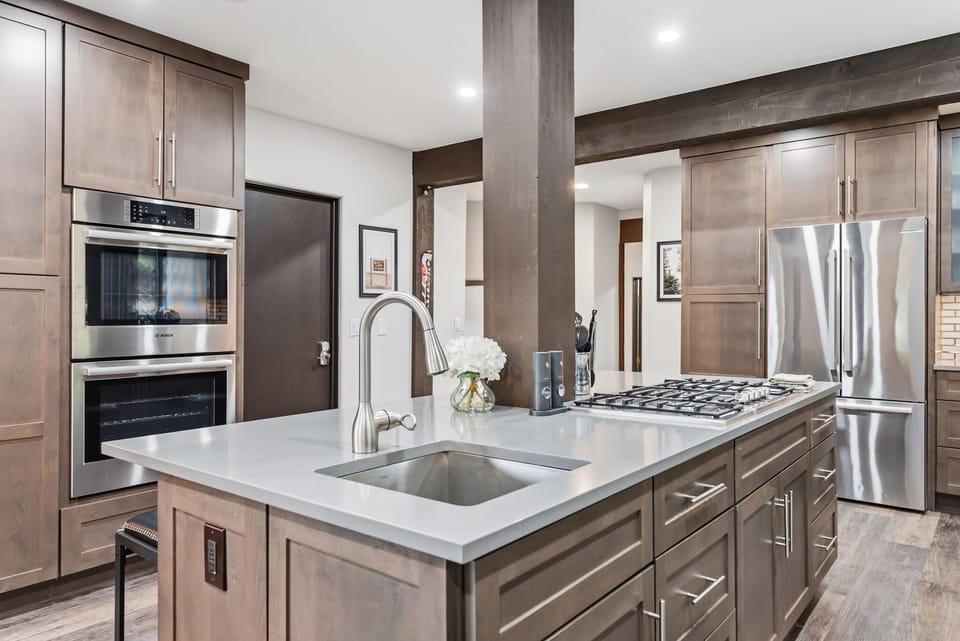 Kitchen: Espresso machine, blender, toaster oven, air fryer, kettle, tableware 