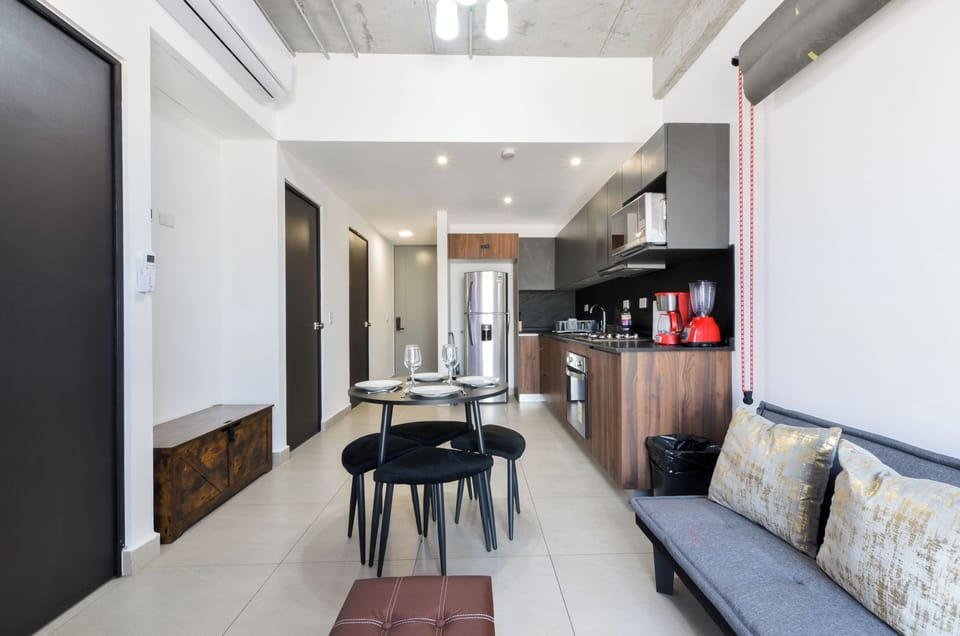 Comfort Suite, Balcony, City View | Living area | Smart TV