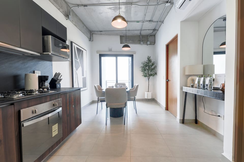 Suite, Balcony, City View | Living area | Smart TV