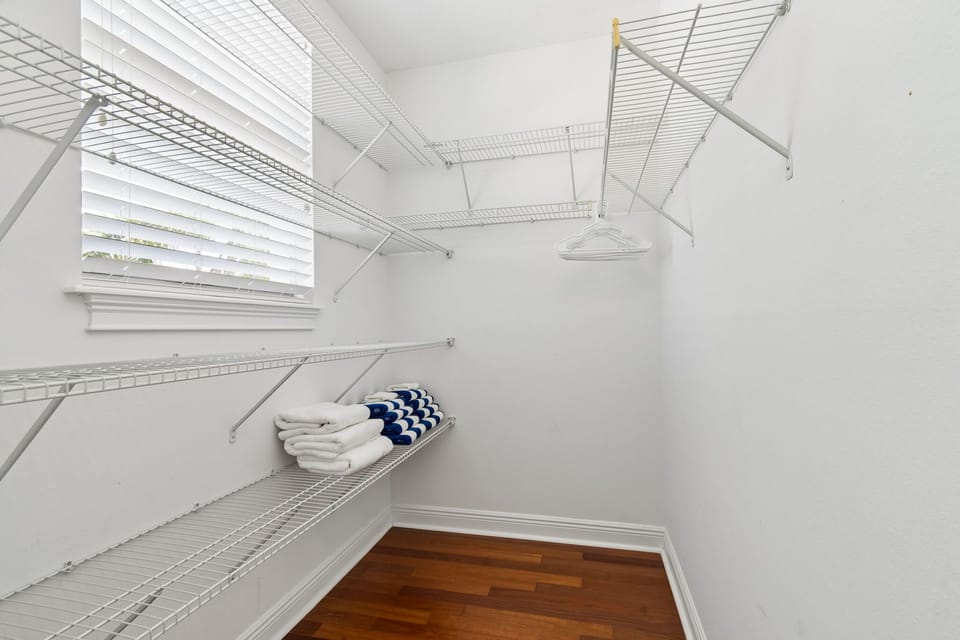 Walk In Closet (Queen Room)