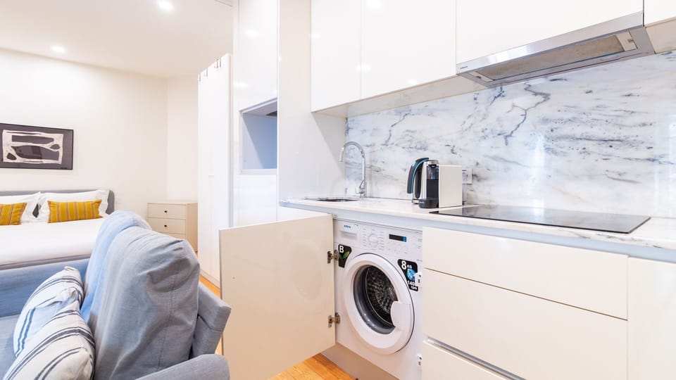 This bright, open-plan space seamlessly blends a modern kitchen with your living and sleeping areas, allowing for effortless entertaining and comfortable relaxation. Prepare a quick meal with ease.
#StudioLiving #OpenPlan
