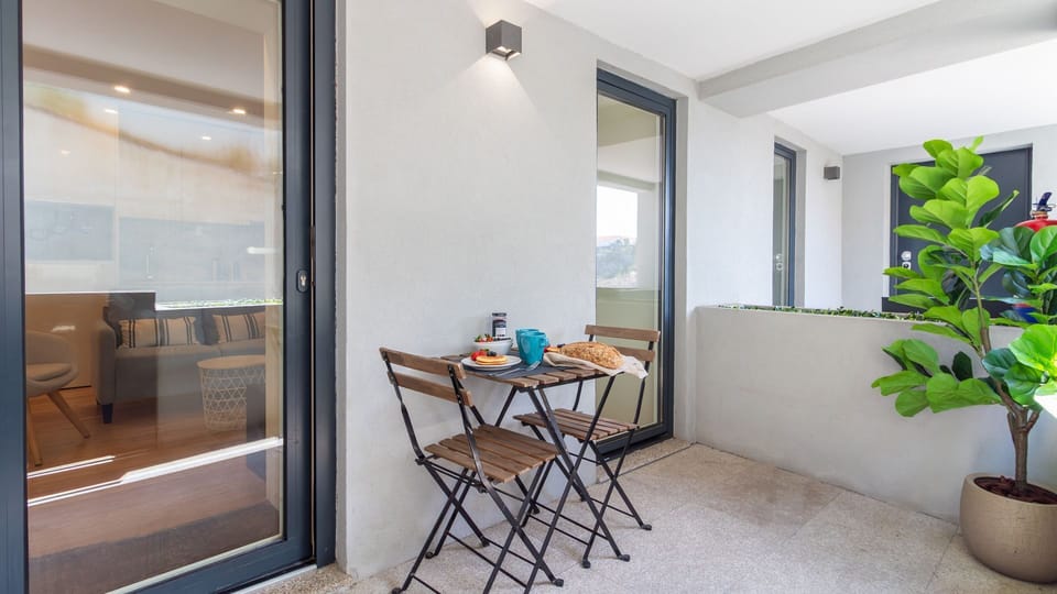 This charming private balcony offers the perfect spot to start your day with a delightful breakfast outdoors or unwind with a drink as the sun sets. Enjoy the fresh air and a cozy atmosphere just steps from your living space.
#PrivateBalcony #OutdoorDinin