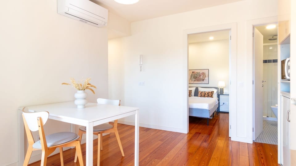 This open-plan living space seamlessly connects your dining area with the inviting bedroom and modern bathroom, allowing for easy flow and a spacious feel. Enjoy the convenience of having everything within reach while maintaining a stylish and comfortable