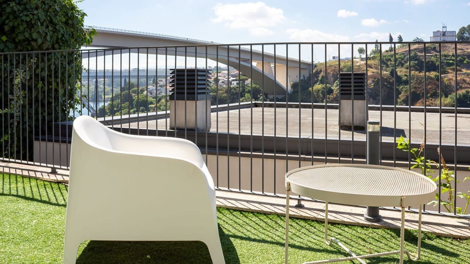 Step out onto your private sun-drenched terrace, where you can sip your morning coffee while enjoying panoramic views of the city and the iconic bridge. This outdoor oasis is perfect for unwinding and soaking in the vibrant atmosphere.