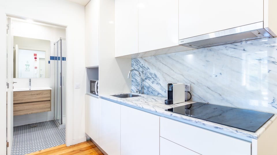 Whip up culinary delights in this compact yet fully equipped modern kitchen, offering everything you need, with the convenience of the fresh bathroom just steps away. #CompactKitchen #ModernAppliances #Kitchenette #ConvenientLayout #EfficientSpace #SleekD