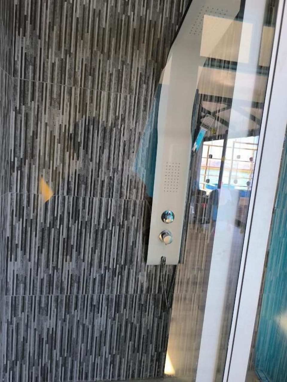 Comfort Suite, Balcony, Lake View | Bathroom shower