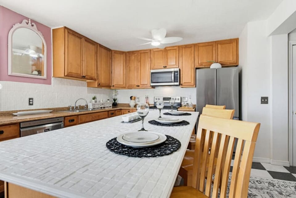 Main House Kitchen | Island Dining | Bar Stools & Place Settings