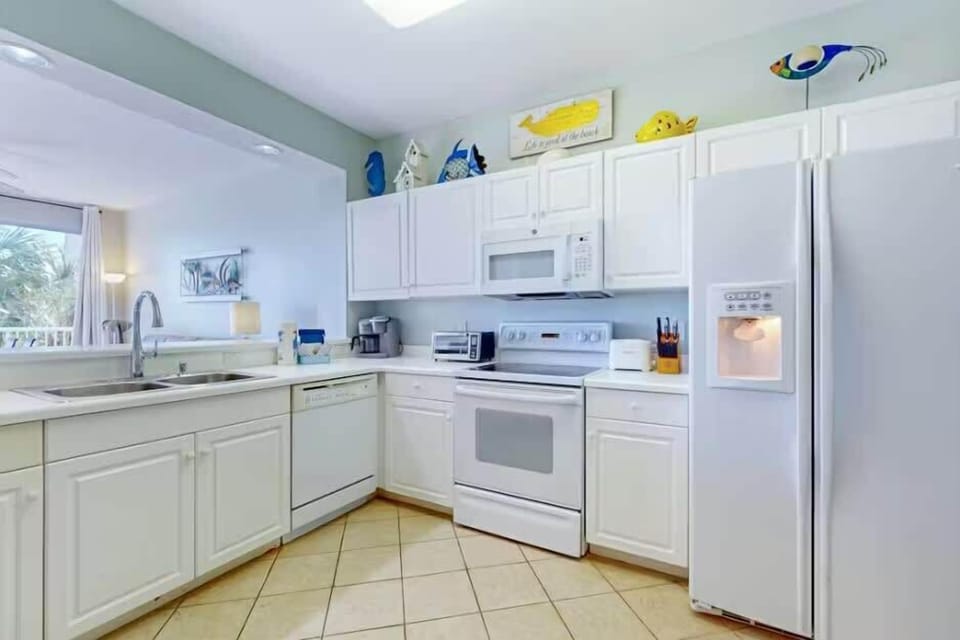Fully equipped kitchen with breakfast bar