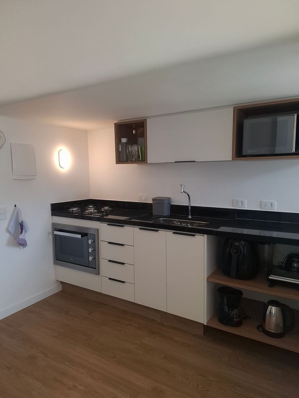 Novo Apartamento Cobertura entre Copacabana e Ipanema | Private kitchen | Full-size fridge, microwave, cookware/dishes/utensils