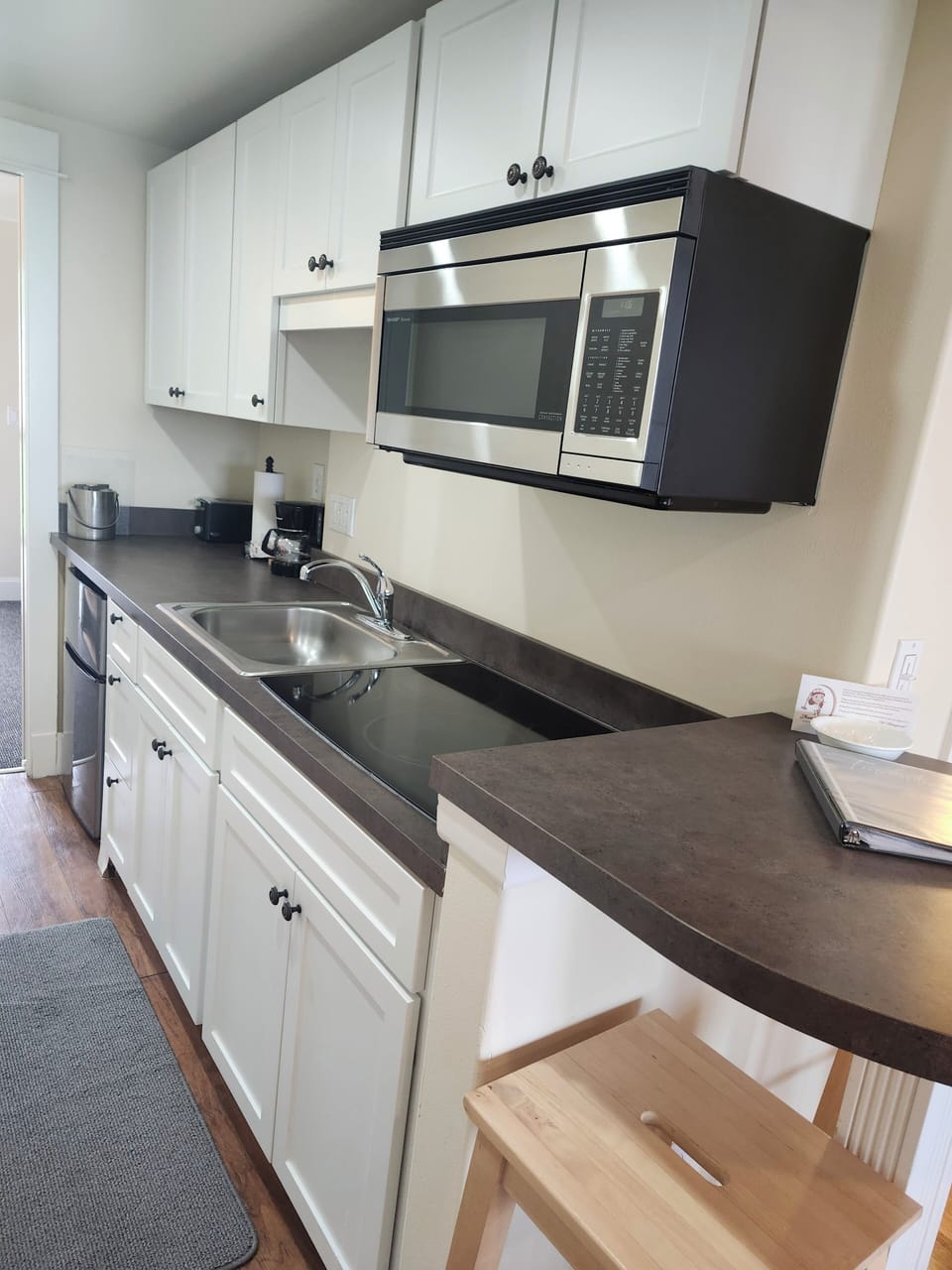 Standard Single Room, Bay View | Private kitchen | Mini-fridge, microwave, cookware/dishes/utensils