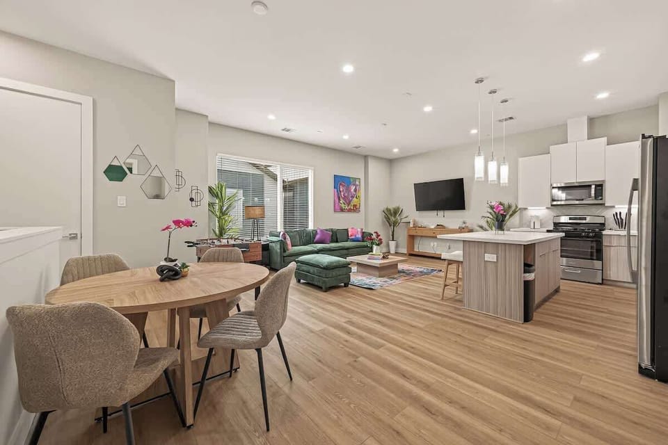 Open Living Area: Stylish design with vibrant decor, perfect for fun meals and relaxation