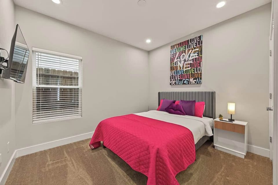 Vibrant Retreat: Experience playful decor and a plush queen bed for your Houston getaway