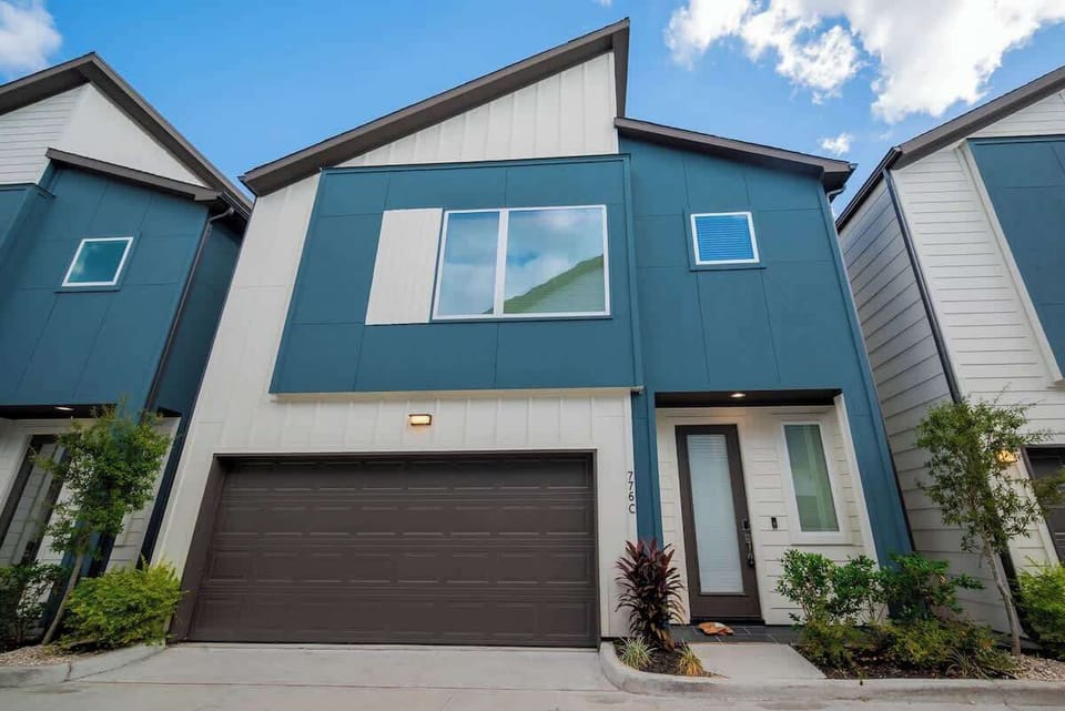 Modern Townhome Exterior: Experience eye-catching design and lush greenery in vibrant Houston