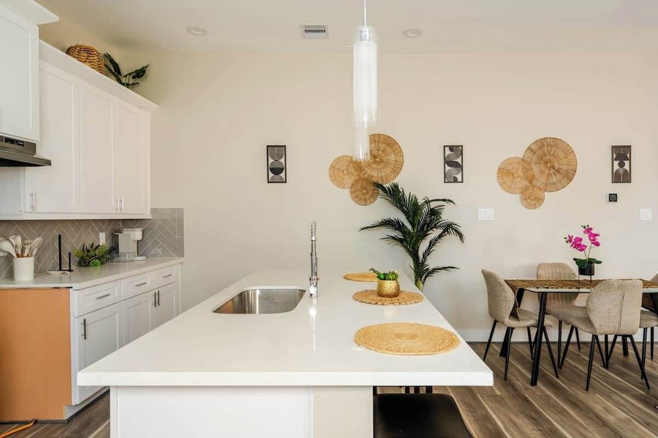 Kitchen: Stylish design with sleek finishes, perfect for culinary adventures and gatherings!