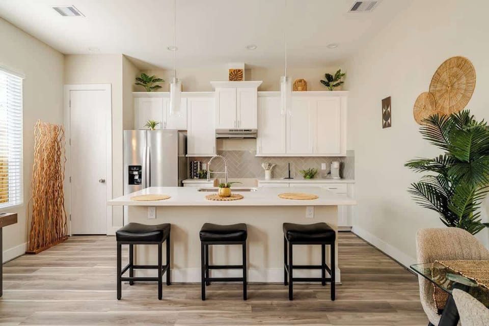Kitchen: Bright and modern space perfect for culinary adventures with friends and family!