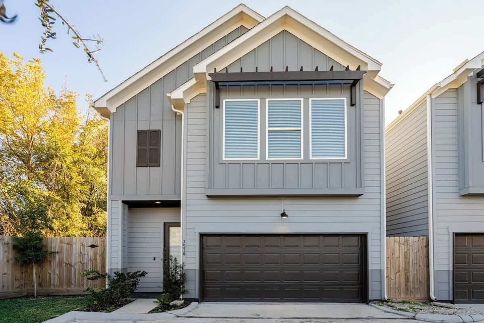 Charming Exterior: Modern design meets lush greenery in this stylish Houston retreat!