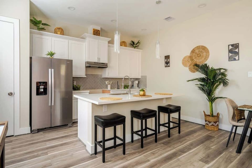 Kitchen: Modern design with sleek appliances, perfect for culinary adventures!