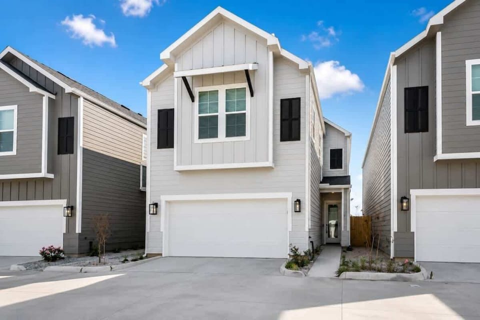 Charming Exterior: Enjoy a modern facade with sleek lines and inviting landscaping!