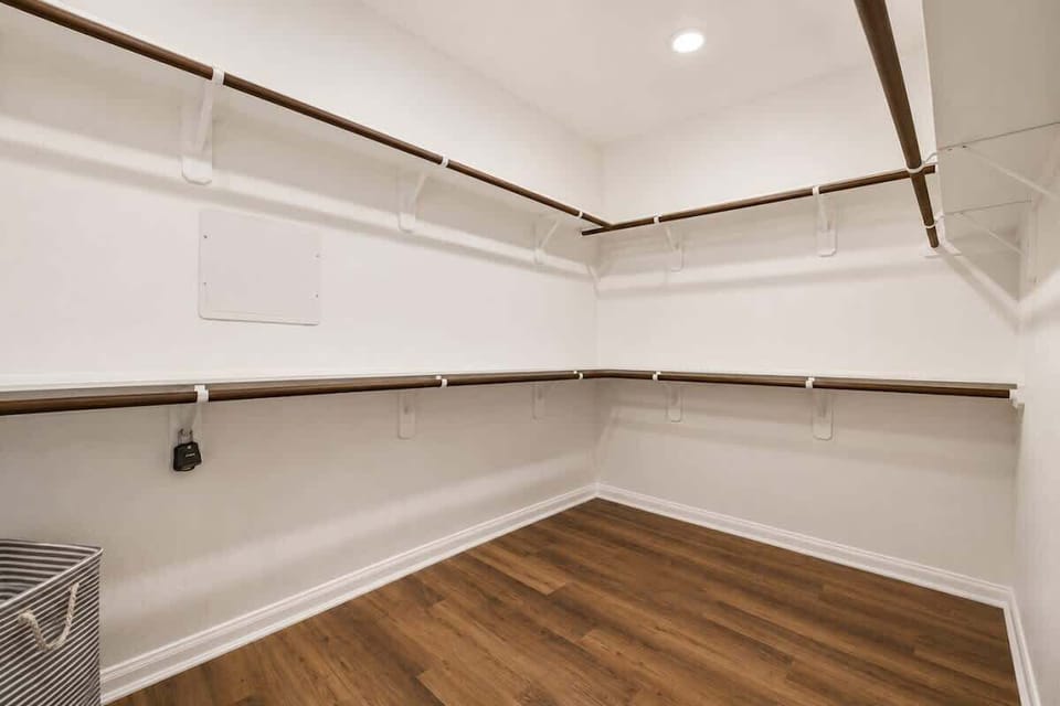 Walk-in Closet: Ample space to organize your wardrobe and keep everything in perfect order!