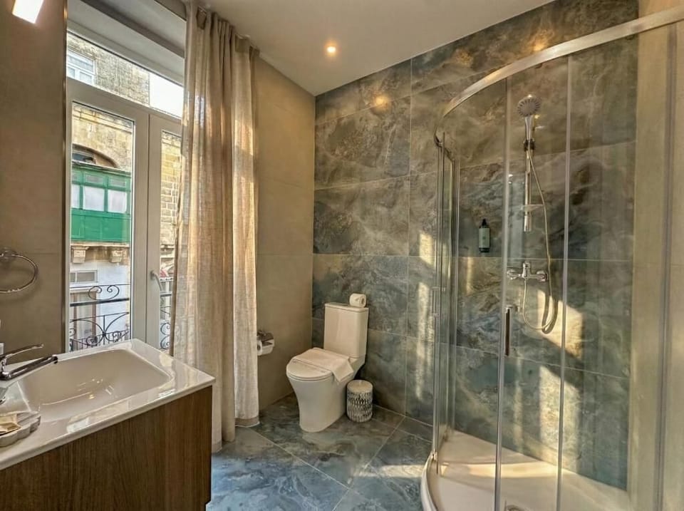 Deluxe Double or Twin Room, Balcony, City View | Bathroom | Shower, free toiletries, hair dryer, slippers