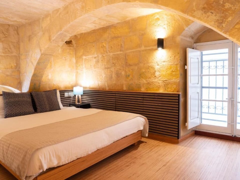 City Double Room | Minibar, in-room safe, desk, blackout drapes