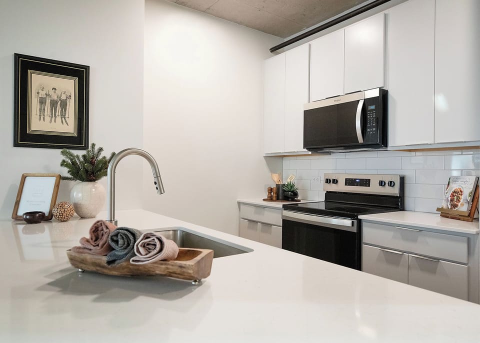 Full-size fridge, microwave, oven, stovetop