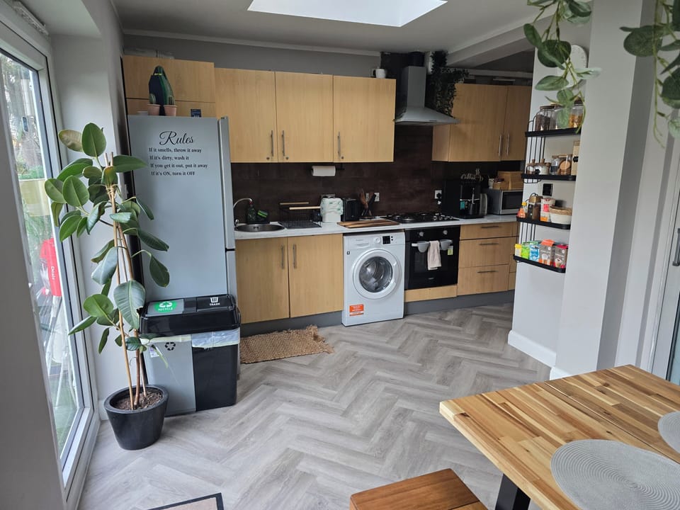 Full-size fridge, microwave, oven, stovetop