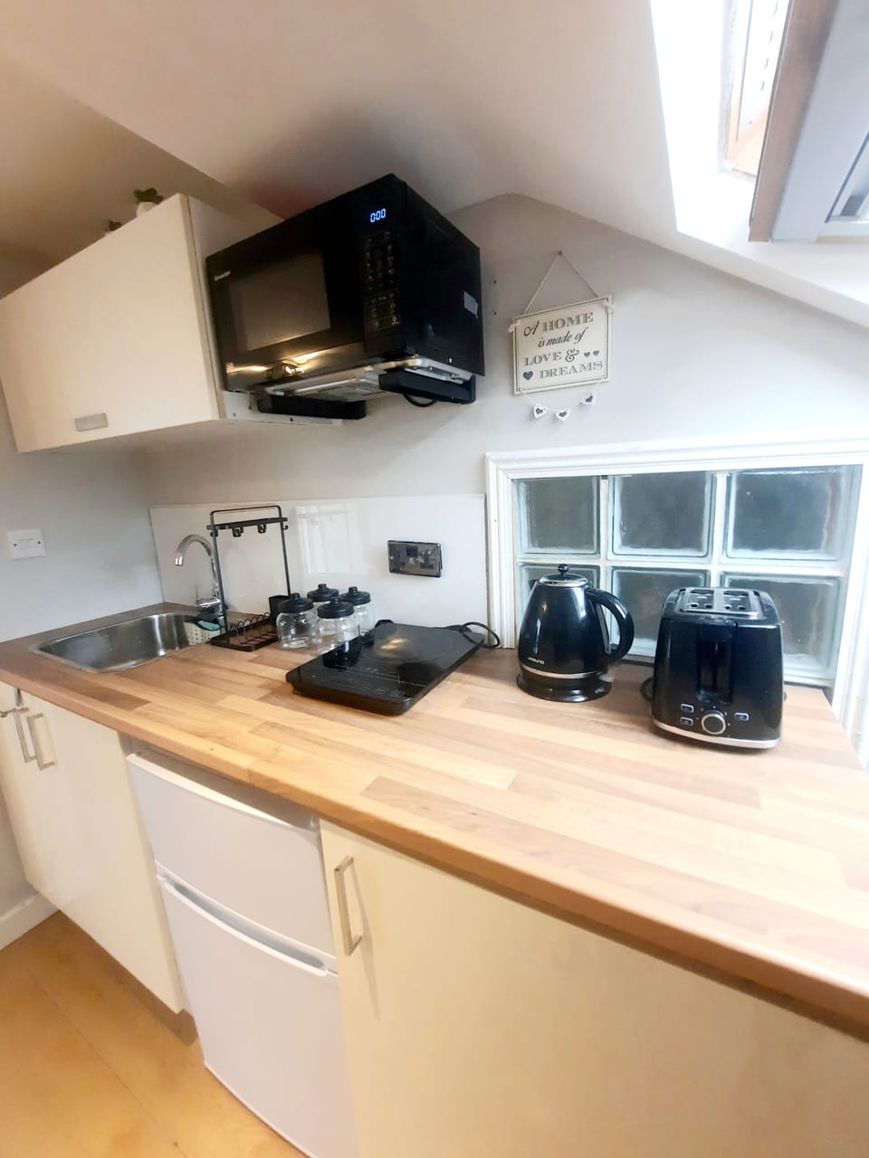 Quadruple Room, 1 Double Bed with Sofa bed, City View | Private kitchen | Full-size fridge, microwave, oven, stovetop