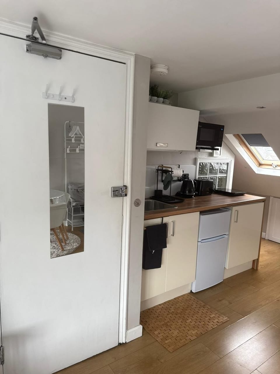 Quadruple Room, 1 Double Bed with Sofa bed, City View | Private kitchen | Full-size fridge, microwave, oven, stovetop