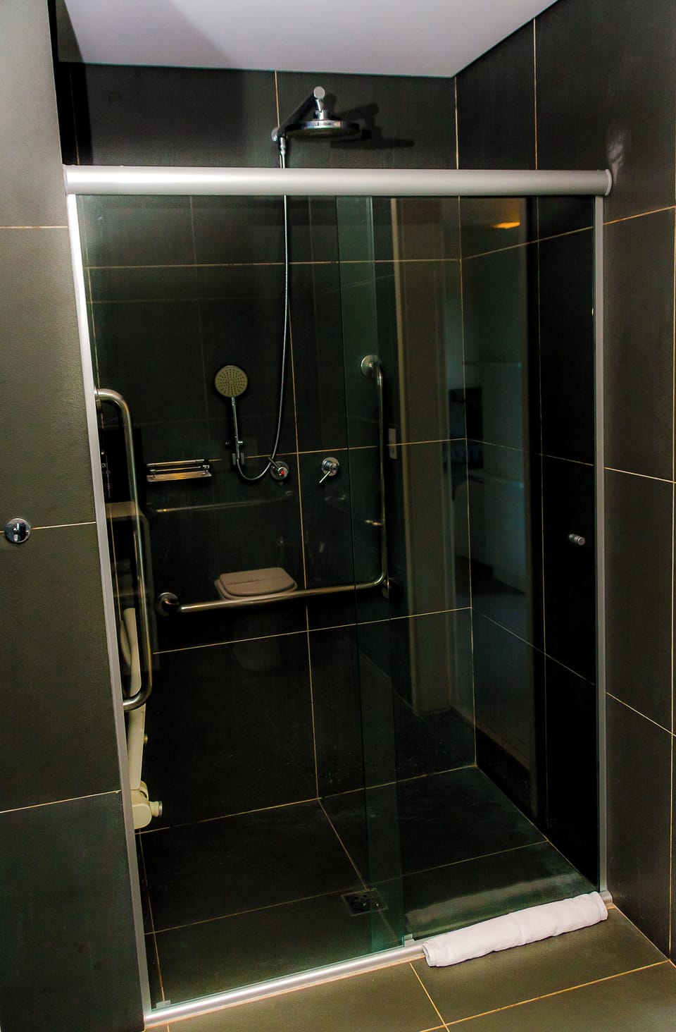 Shower, eco-friendly toiletries, towels