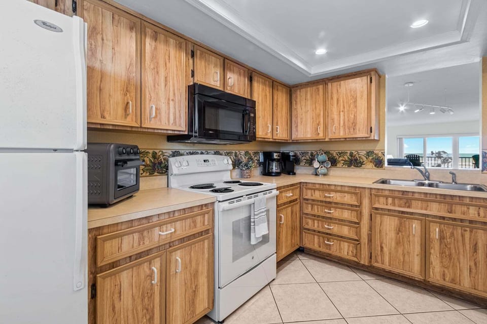 Fully equipped kitchen with everything you need to make your favorite homemade meals!