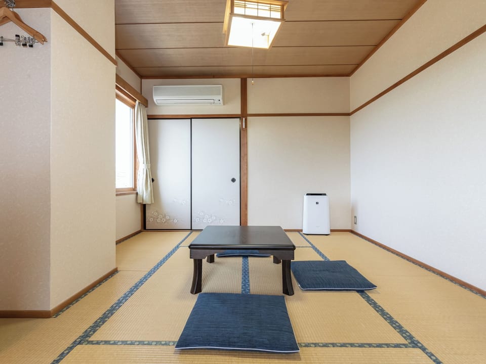 Traditional Triple Room, Non Smoking, Shared Bathroom | Down comforters, WiFi (free), bed sheets
