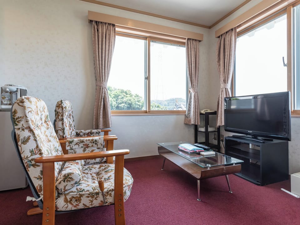 Traditional Triple Room, Non Smoking, Shared Bathroom | Down comforters, WiFi (free), bed sheets