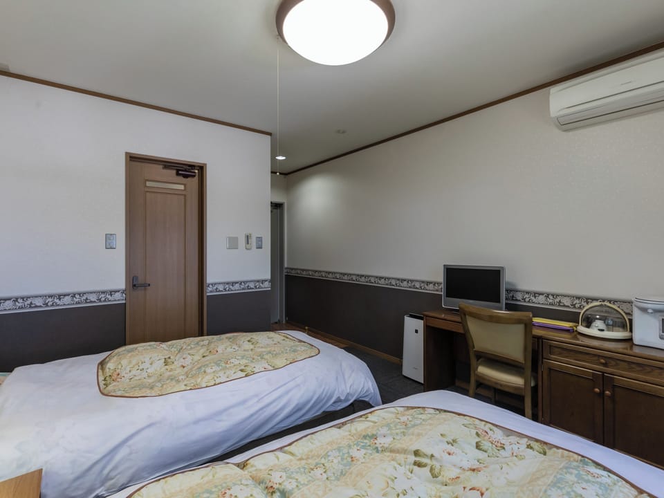 Basic Twin Room, Non Smoking, Shared Bathroom | Down comforters, WiFi (free), bed sheets