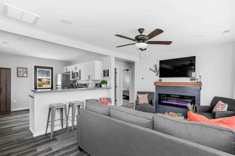 Chic bar‑style seating for four along the kitchen ledge—ideal for shared meals, morning coffee, or planning your Richmond adventures in this centrally located oasis.