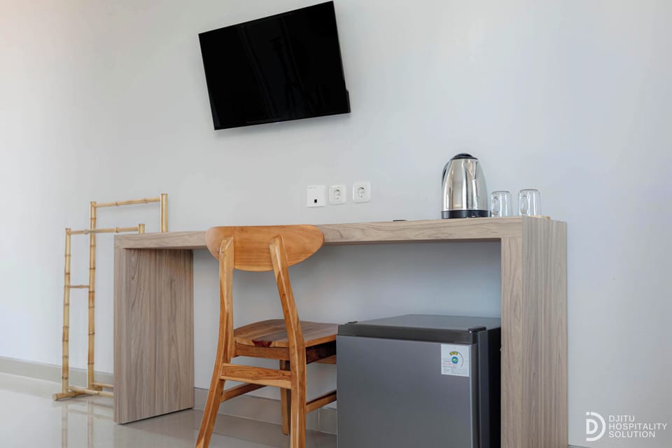 Laptop workspace, WiFi (free), bed sheets