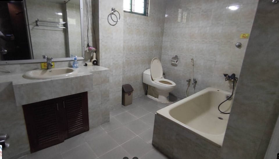 Bathtub, free toiletries, towels, soap