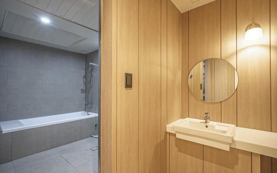 Separate tub and shower, hydromassage showerhead, free toiletries